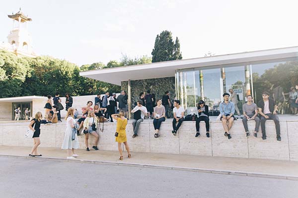 Sónar-goers gather at the Pavilion in 2016 to witness New York sound artist Tristan Perich's installation of his Microtonal Wall